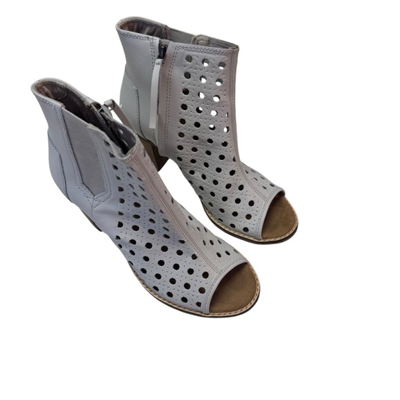 Toms Majorca Eyelet Leather Bootie Block Heel Peep Toe Sandal Dove Gray SZ 7W - Picture 1 of 7